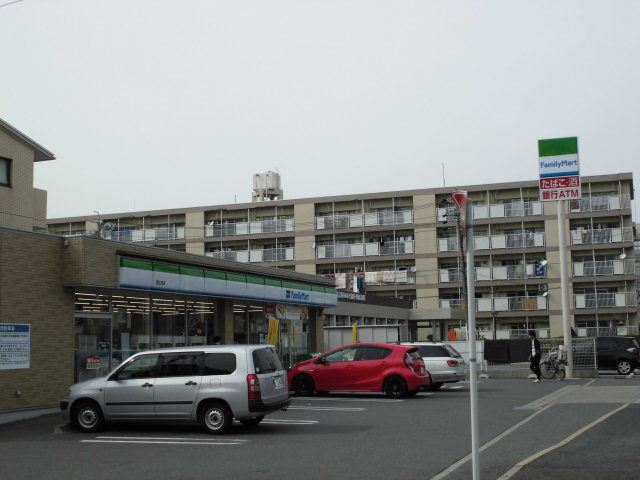 コンビニ　ファミリーマート（コンビニ）まで320m