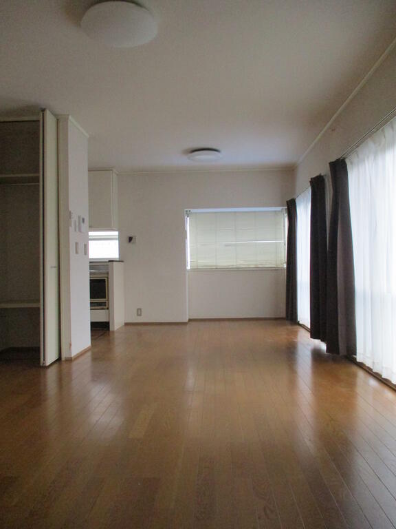 天花戸建ての居間写真