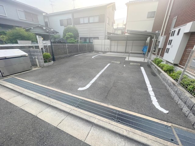 駐車場　駐車のしやすい広めの駐車場です。