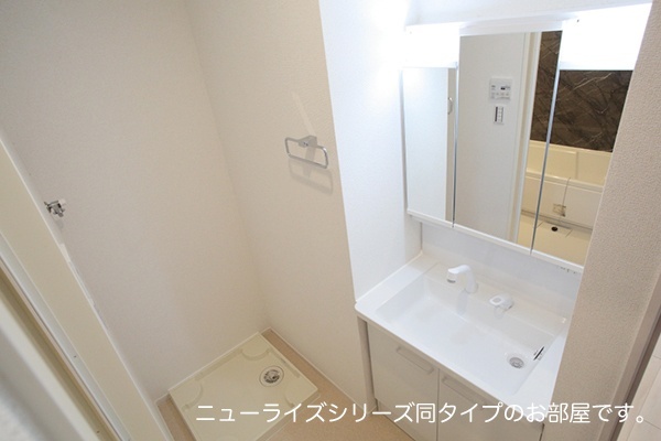 洗面設備　＊ニューライズシリーズ同タイプの内装写真掲載