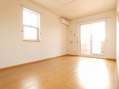 居室・リビング　こちらの居間で趣味の時間をお楽しみください