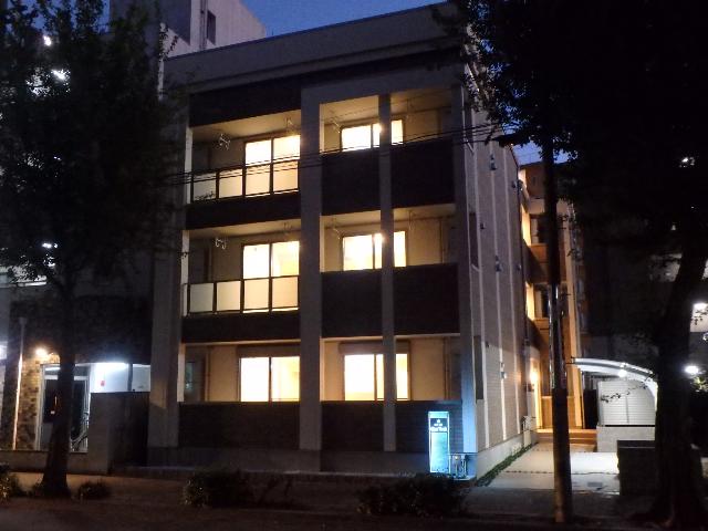 エントランス　外観写真（夜）