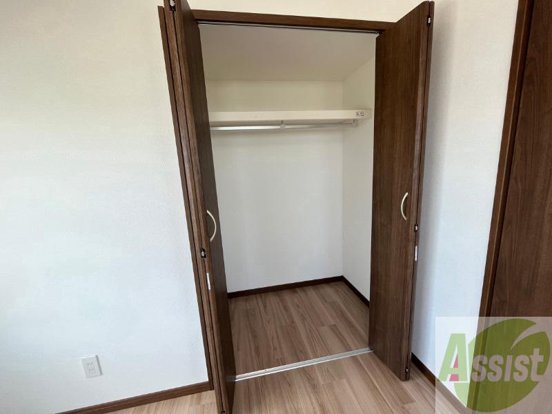 収納　こちらの収納にはハンガーをかけて服もしまえますね。
