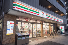 コンビニ　セブンイレブン 北区志茂駅前店（コンビニ）まで731m