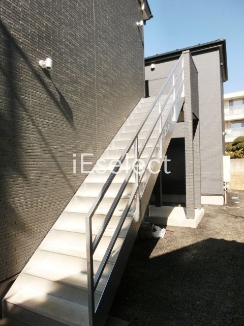 エントランス　２階への共用階段
