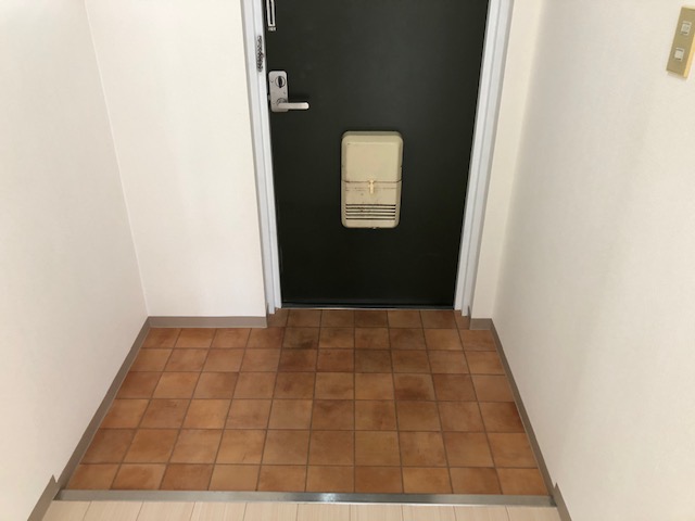 地下鉄谷町線 出戸駅 徒歩5分 4階建 築37年の玄関写真