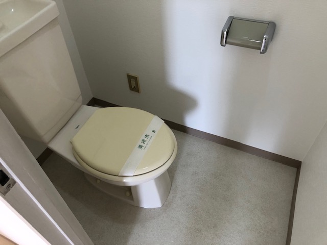 地下鉄谷町線 出戸駅 徒歩5分 4階建 築37年のトイレ写真