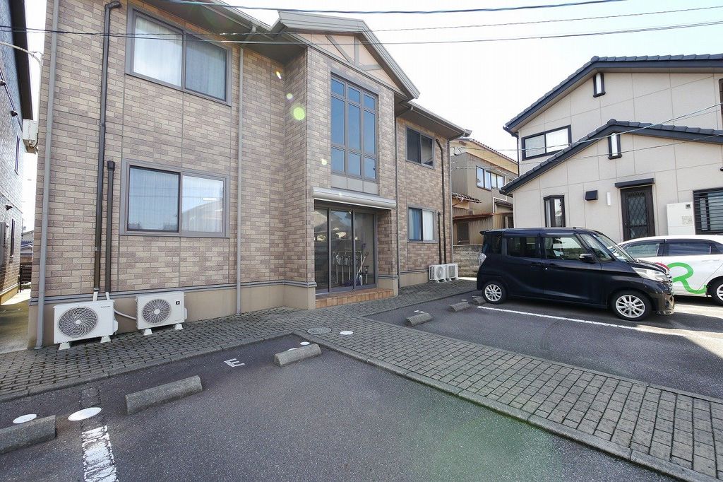 建物外観　駐車場