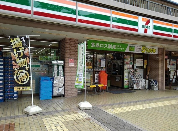 コンビニ　セブンイレブン 品川西大井駅前店（コンビニ）まで158m