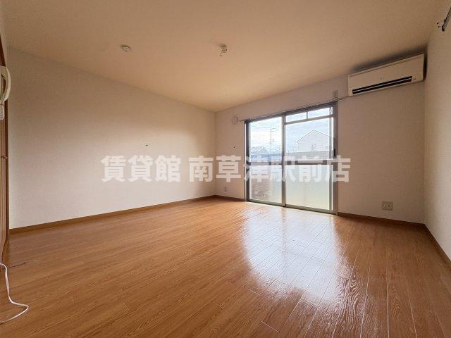居室・リビング　同建物内の別室写真となります。