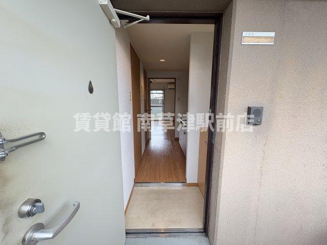 玄関　同建物内の別室写真となります。