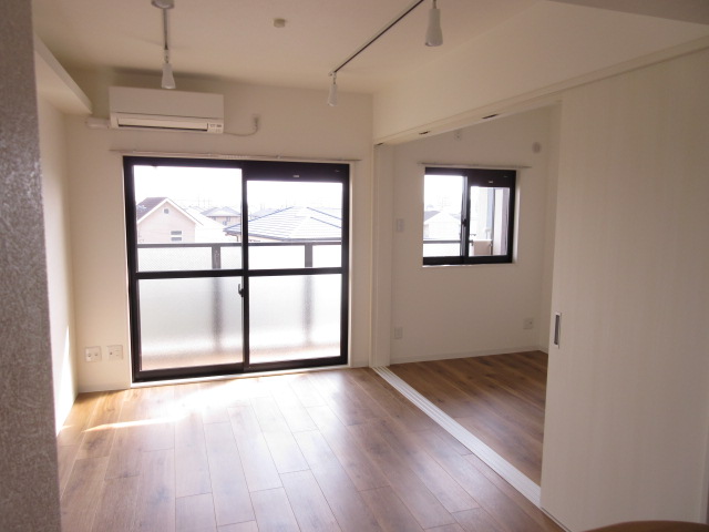 居室・リビング　10.5帖LDK、2階のお部屋です