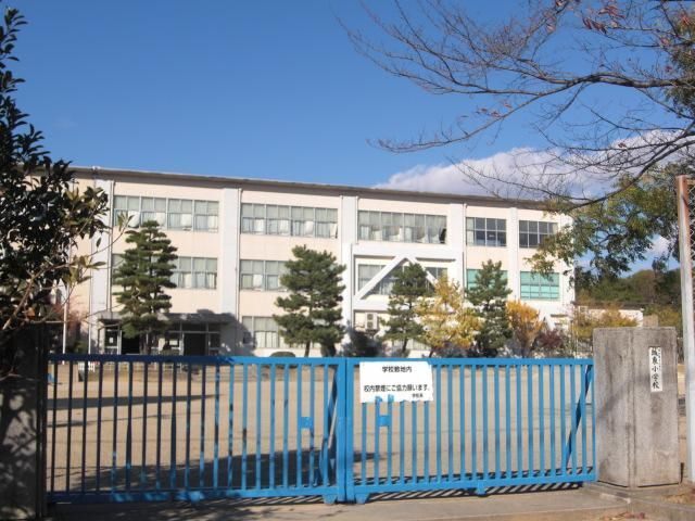 小学校　犬山市立城東小学校（小学校）まで908m