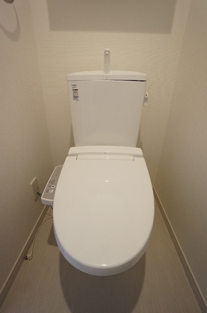 京王相模原線 京王稲田堤駅 徒歩3分 3階建 築8年のトイレ写真