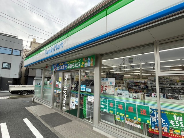 コンビニ　ファミリーマート新田三丁目店（コンビニ）まで276m