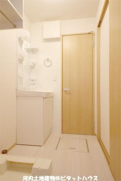 洗面設備　洗髪洗面化粧台（反転写真）