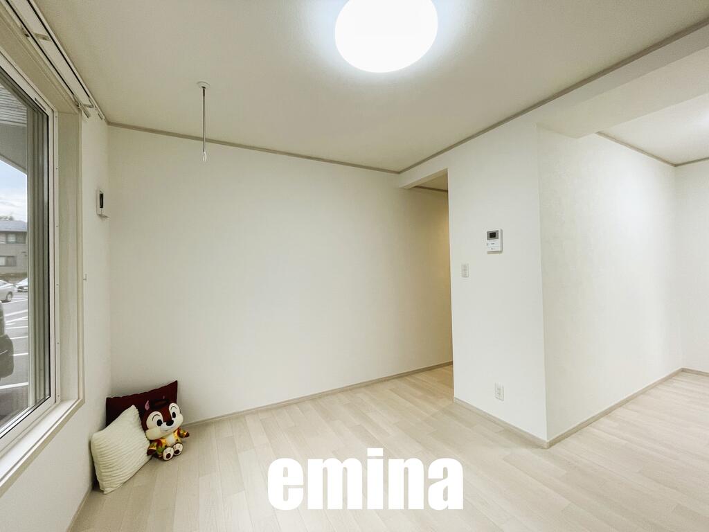 居室・リビング　ペットと一緒に暮らせる築浅のお部屋です。