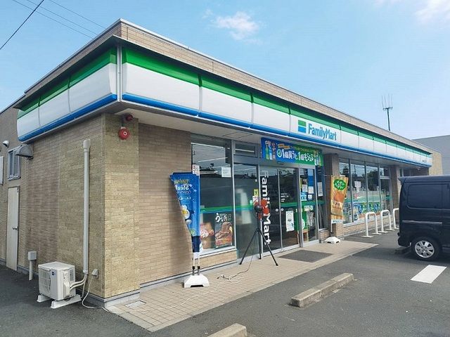 コンビニ　ファミリーマート（コンビニ）まで650m