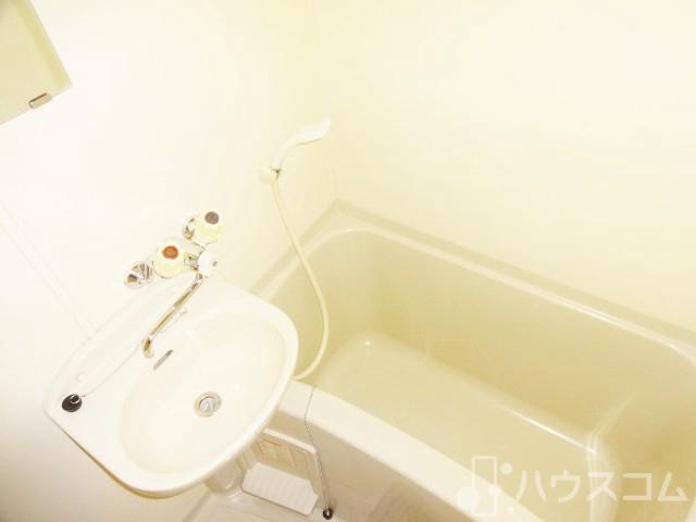 バス・シャワールーム　お風呂・トイレ別です。