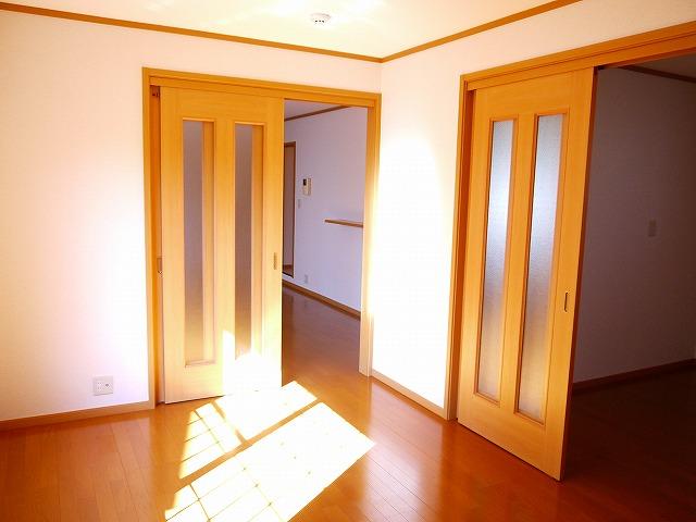 その他部屋・スペース　開放的な寝室です