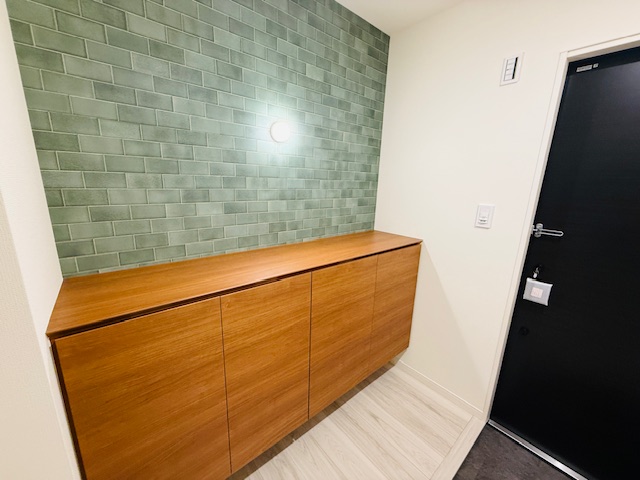 玄関　玄関は広く設計されており、シューズボックスがあります。