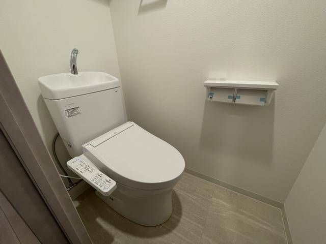 トイレ　シャワー付きトイレです。
