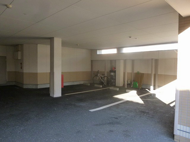 駐車場　屋根付きの駐車スペースもありますよ