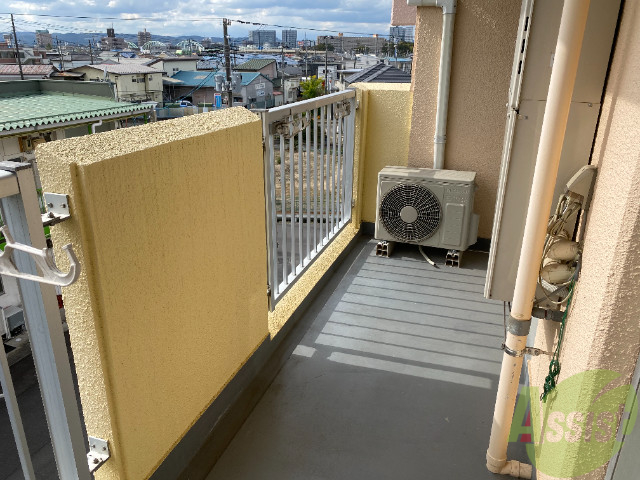 バルコニー　バルコニーは広々していて、洗濯物がよく乾きそうです。
