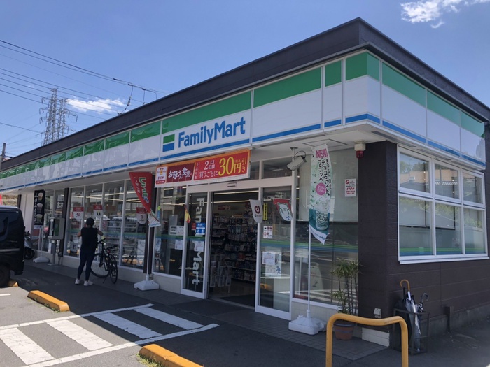 コンビニ　ファミリーマート（コンビニ）まで856m
