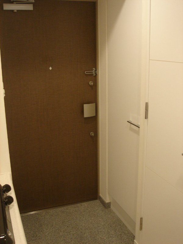 玄関　※写真は同タイプの別のお部屋です