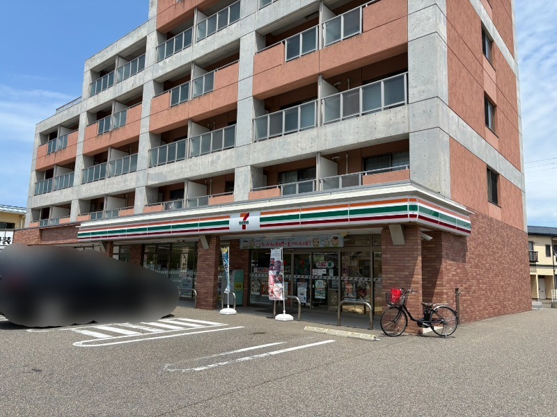 コンビニ　セブンイレブン新潟小新4丁目店（コンビニ）まで700m