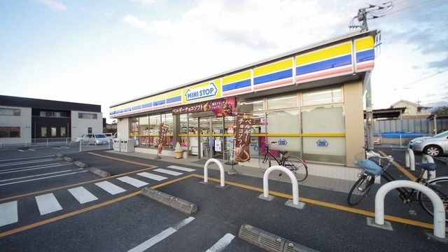 コンビニ　ミニストップ滑川月輪店（コンビニ）まで799m