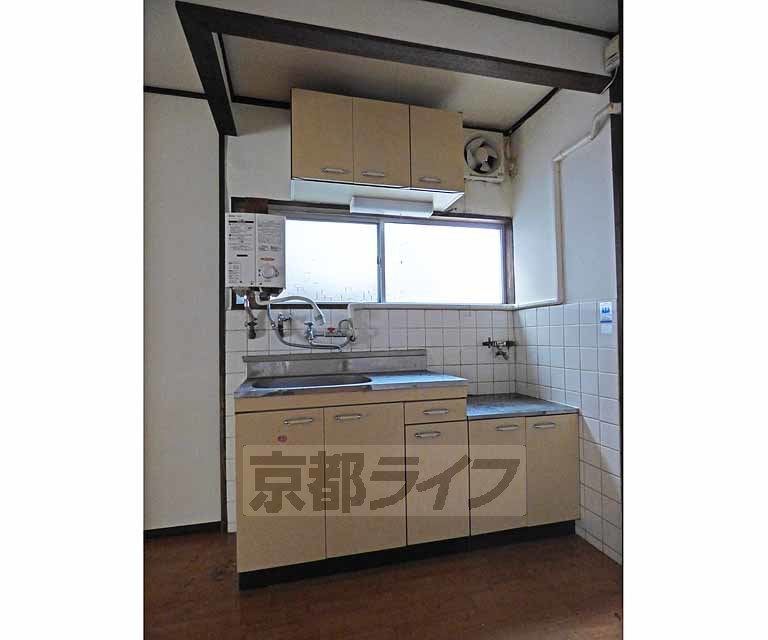 地下鉄烏丸線 北大路駅 徒歩37分 2階建 築57年のキッチン写真