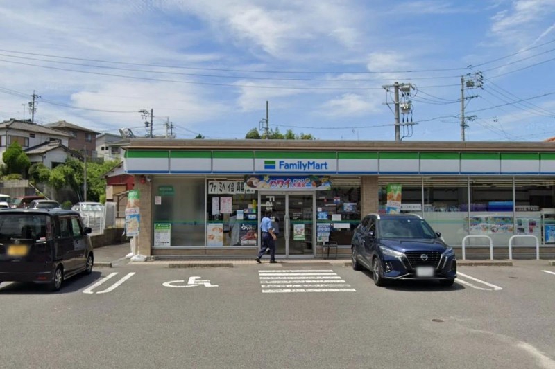 コンビニ　ファミリーマート 知多八幡店（コンビニ）まで403m