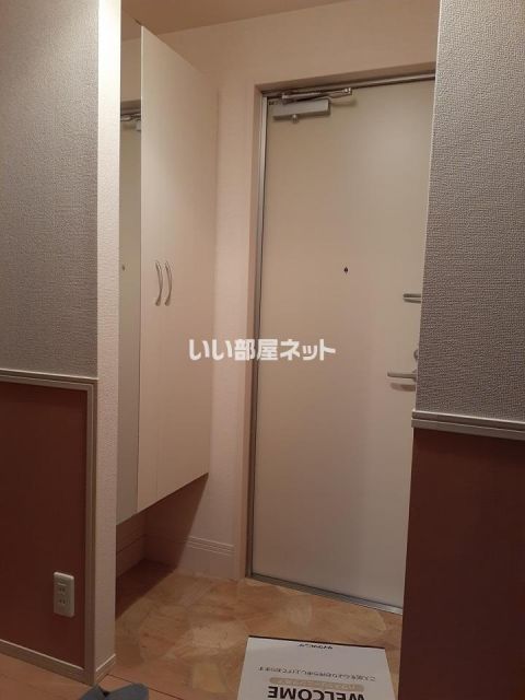 ＪＲ宇都宮線 宇都宮駅 バス乗車時間：18分 最寄りバス停で下車 徒歩3分 3階建 築16年の玄関写真