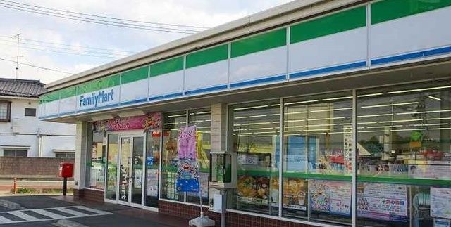 コンビニ　ファミリーマート嵐山店（コンビニ）まで300m