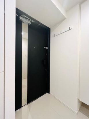 玄関　■モニタ付インターホン付き玄関■シューズボックス付き