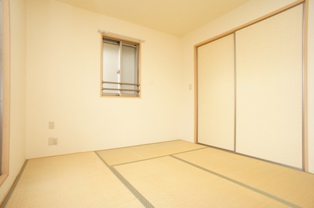 その他部屋・スペース　６．４帖の和室です！南面で日当り良好！