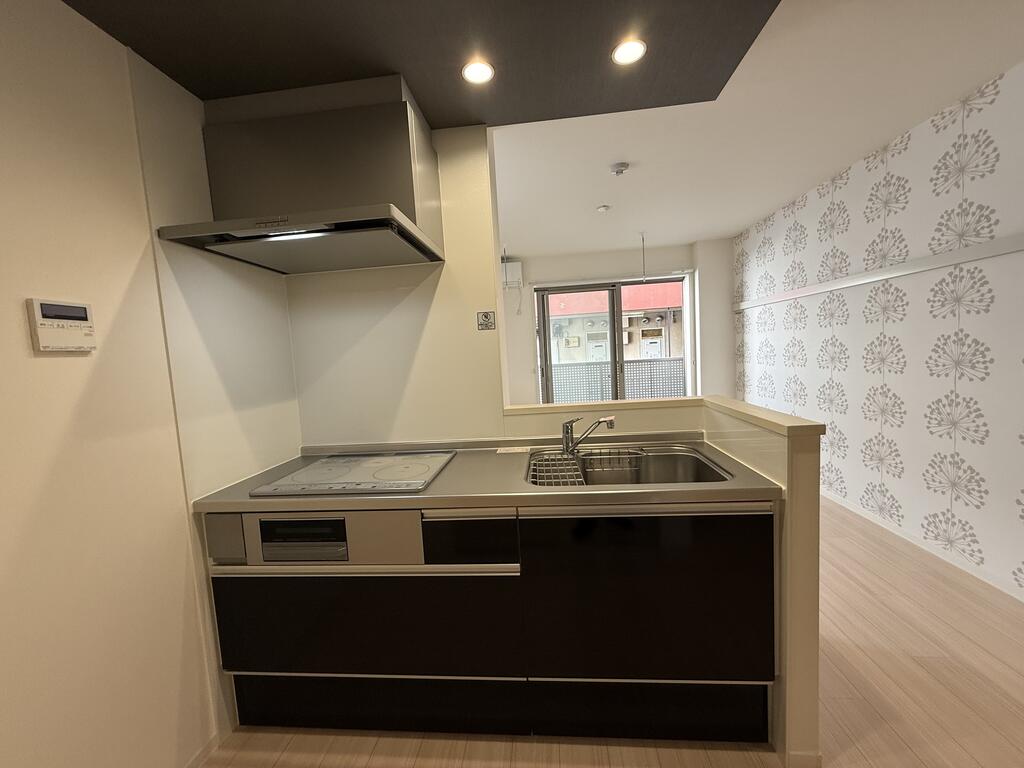 キッチン　IHクッキングヒーター（3口）＊魚焼き付き、完備のキッチン