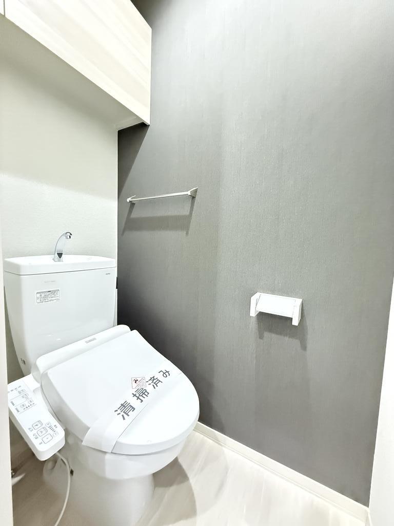 トイレ　ウォシュレット完備で上部には便利な棚もあります！！