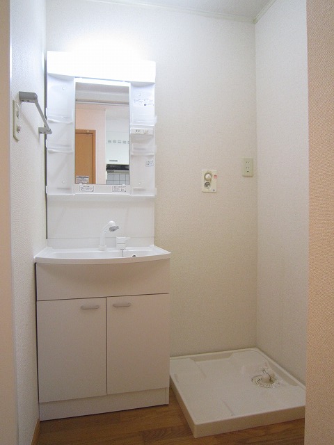 洗面設備　●シャンプードレッサー仕様の独立洗面台！