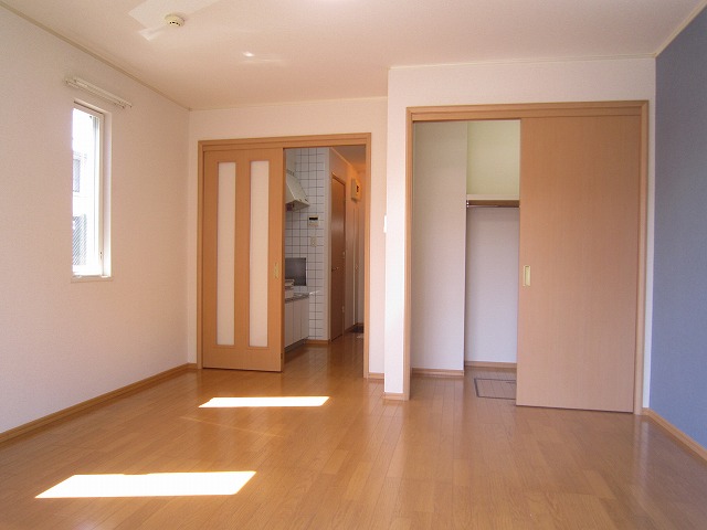 その他部屋・スペース　●二面採光で明るい居室（フローリング仕様）