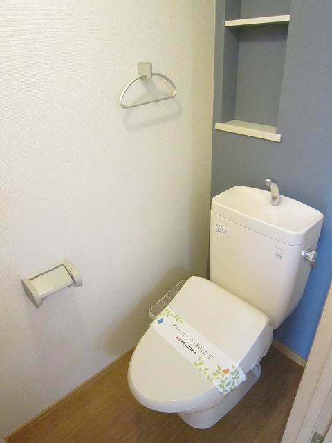 トイレ　●温水洗浄便座付きのトイレ（アクセントクロス仕様）