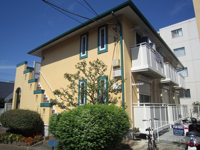 建物外観　●イエローカラーの可愛らしいアパート！