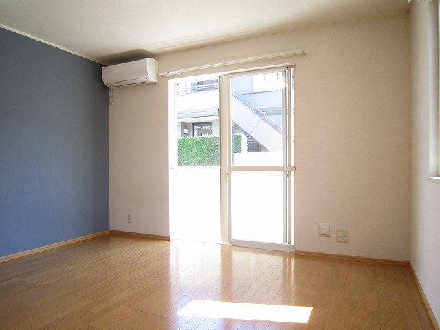 居室・リビング　●南向きで明るい居室は8.2帖！