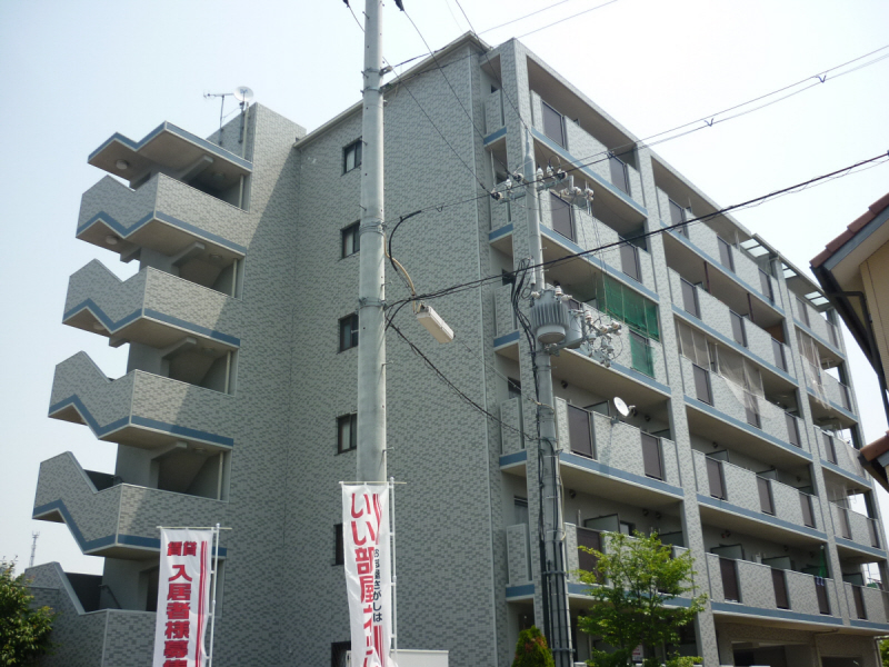 【明石市魚住町金ケ崎のマンションの建物外観】