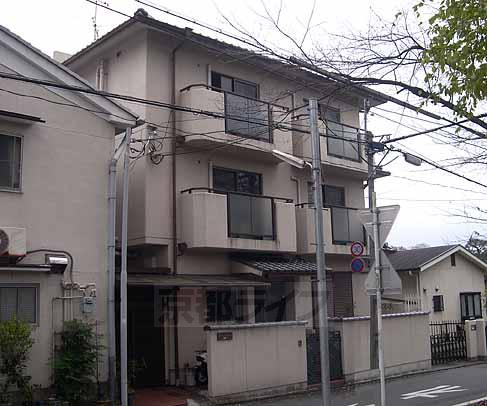 京都市北区平野鳥居前町のマンションの建物外観