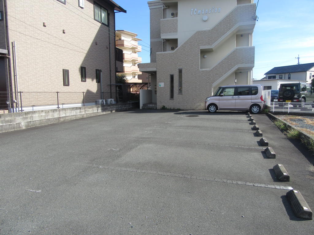 駐車場　無料駐車場各戸１台完備