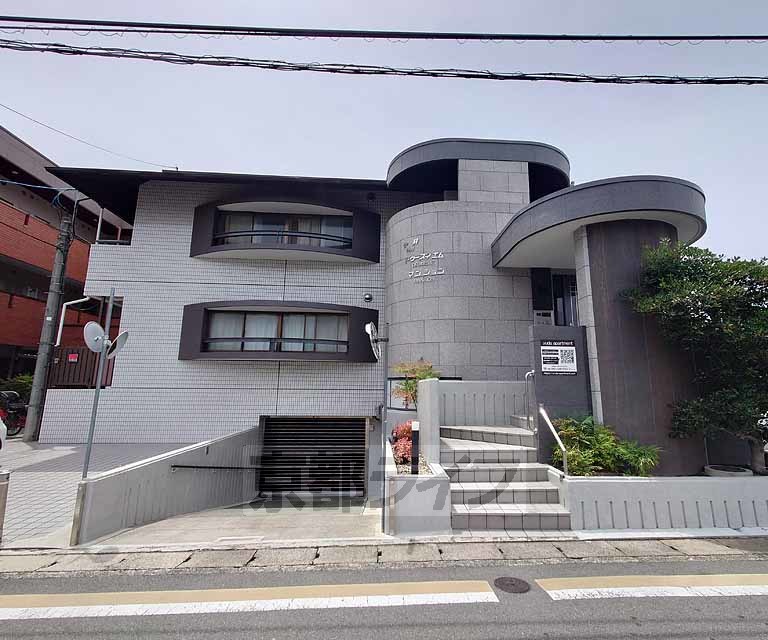 京都市西京区桂南巽町のマンションの建物外観