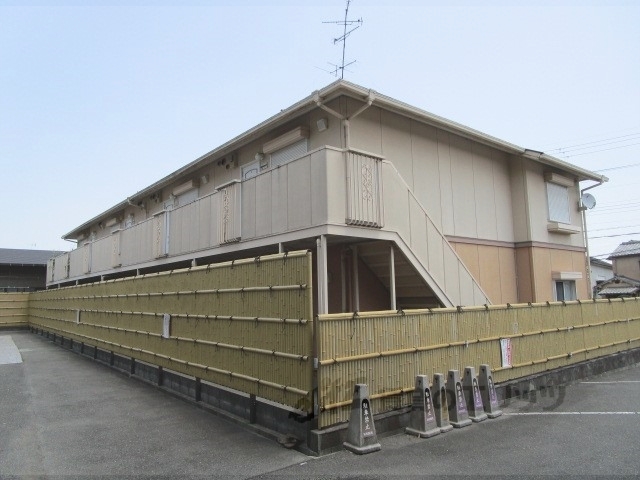 八幡市八幡備前のマンションの建物外観